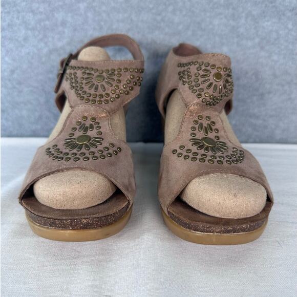 Dansko Womens sz 40 Deandra Studded Taupe Shimmer Sandal Block Heel BOHO T Strap - Picture 3 of 13